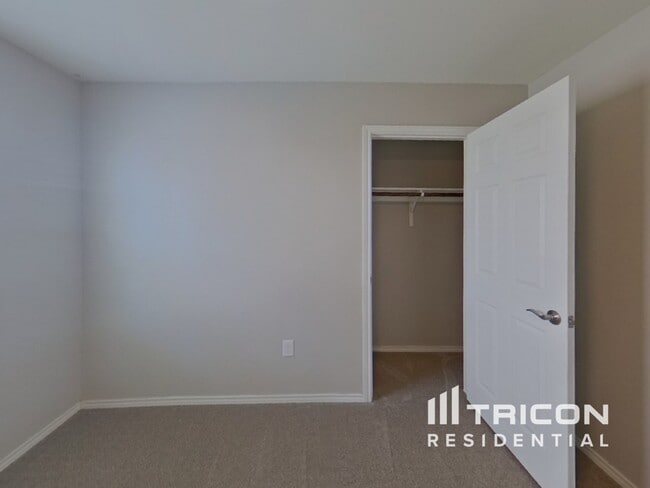 Building Photo - 1636 Vernon Dr