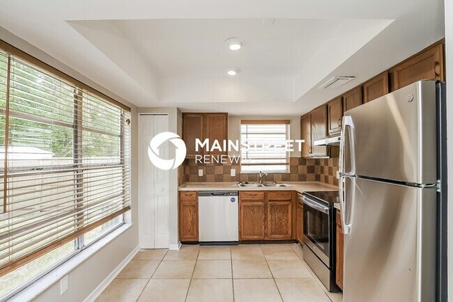 Building Photo - 3 Bedroom Pet-Friendly Home in OVIEDO, FL with Main Street Renewal