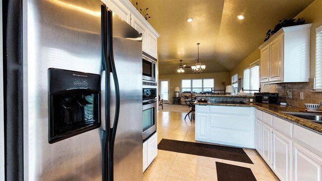 Building Photo - 909 Rancho Caribe Dr