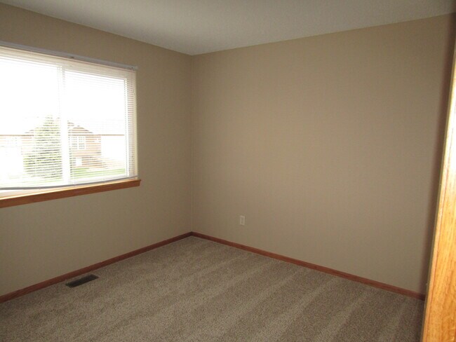 Building Photo - 4 BEDROOM | 3 BATH | FENCED YARD | DOUBLE CAR GARAGE | SUMMERSET