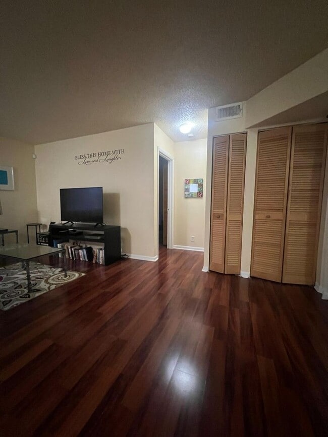 Building Photo - Fully Furnished 1-Bedroom Retreat in Windm...