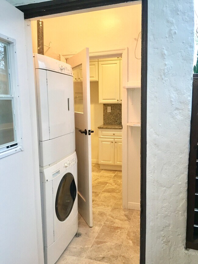 Building Photo - 1106 S Doheny Dr