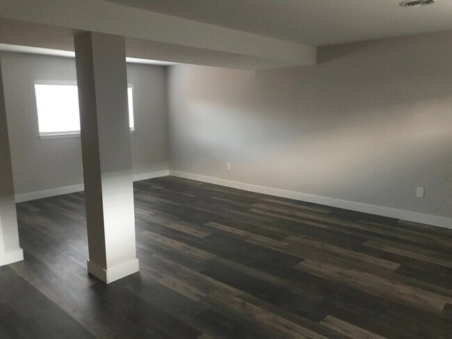 Building Photo - Pet Friendly, Renovated Home in Fox School District