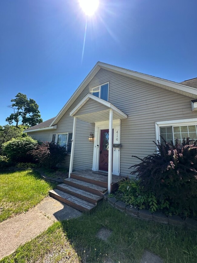 Building Photo - Spacious Home in Gaylord