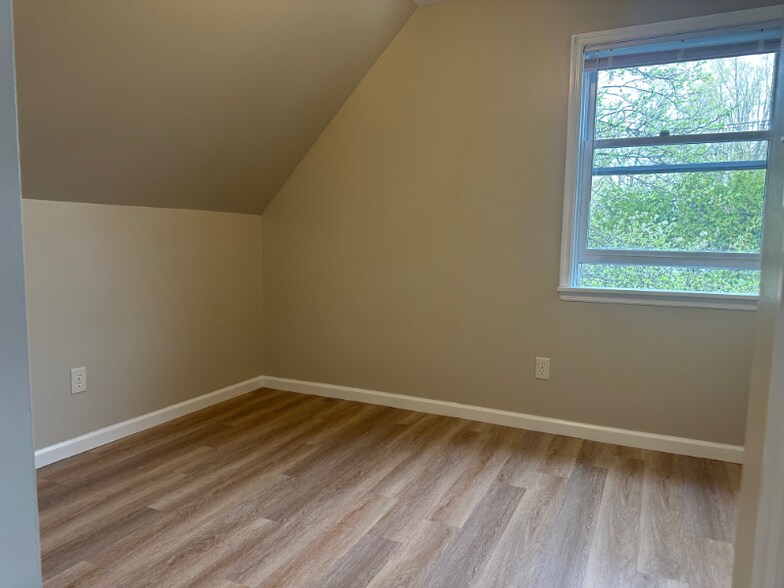 Building Photo - 2 Brickyard Rd