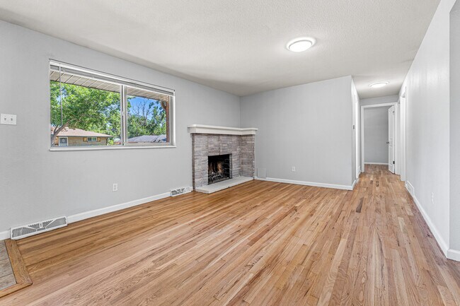 Building Photo - 3512 W Berry Dr
