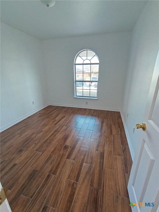 Building Photo - 1411 Saddle Dr