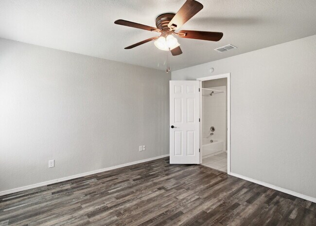 Building Photo - Open Living, Private Backyard, Great Location