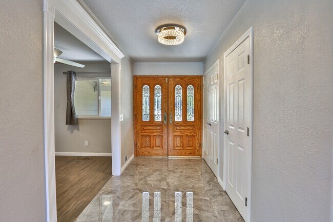 Building Photo - Saratoga single story home with Pool, and open Concept Living