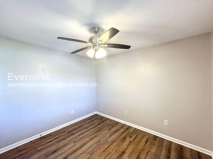 Building Photo - 1582 Custer Dr