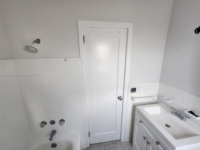 Building Photo - 7611 Harding Ave