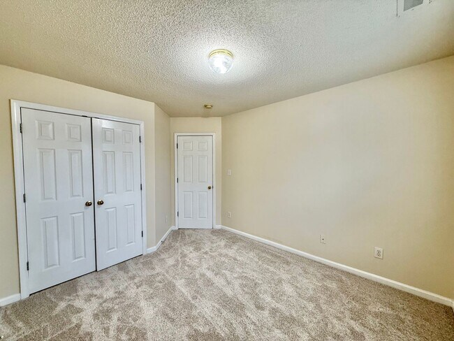 Building Photo - Comfortable 3BD, 2.5BA North Raleigh Townhome with HOA Amenities