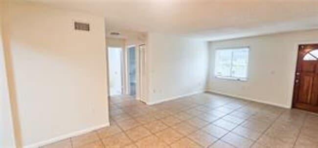 Building Photo - Cute 2/1 duplex - Freshly painted