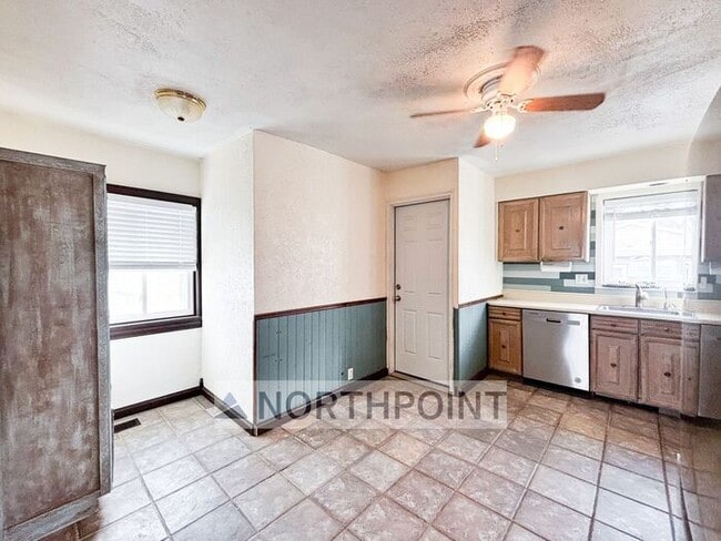 Building Photo - 2BR w/ Jetted Tub in North Salt Lake