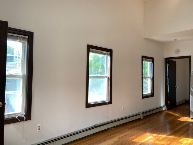 Building Photo - Nicely updated 3 bed near the Green Line in Brighton.