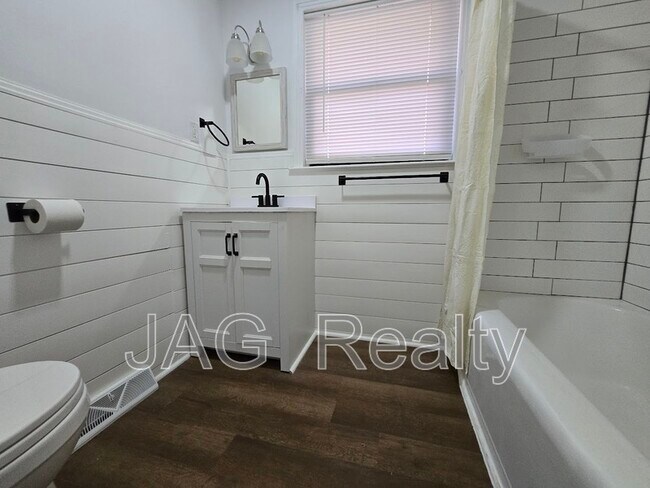 Building Photo - 102 Stewart St NW