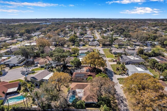 Building Photo - 8789 Maplewood Rd