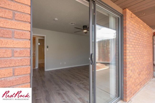 Building Photo - Remodeled 2 Bedroom Townhome. Pet Friendly!