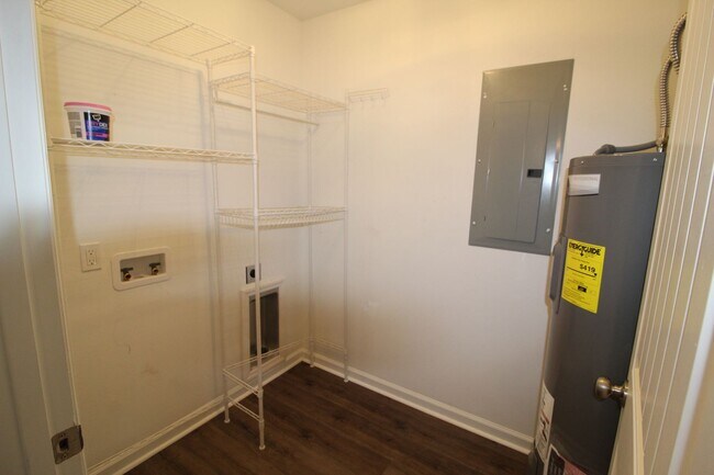 Building Photo - 3 Bedroom in Magnolia Gardens Available Now!