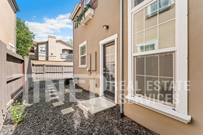 Building Photo - 1040 Matthews Run Way