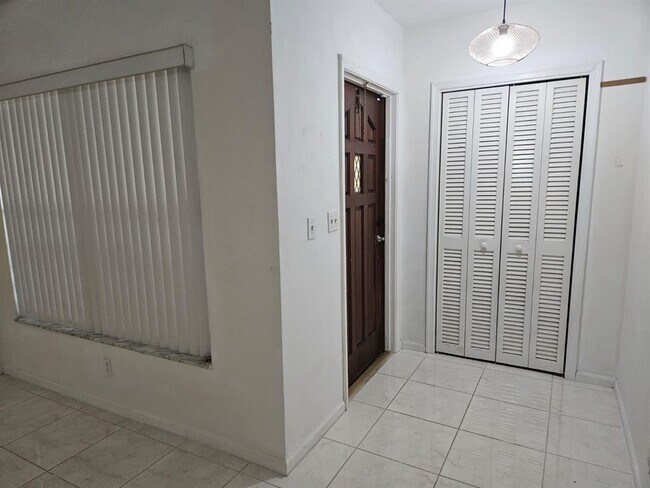 Building Photo - 7904 NW 70th Ct