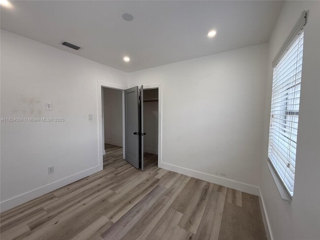 Building Photo - 3902 E 8th Ct