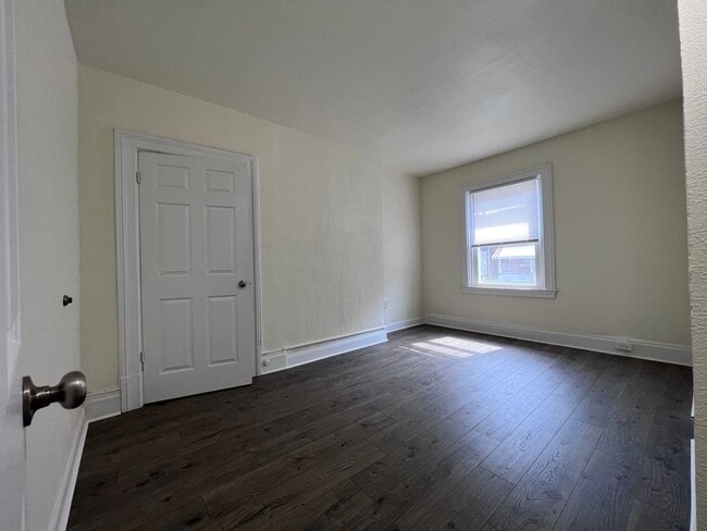 Building Photo - Updated 4BR 1.5 bath home with rear parking!