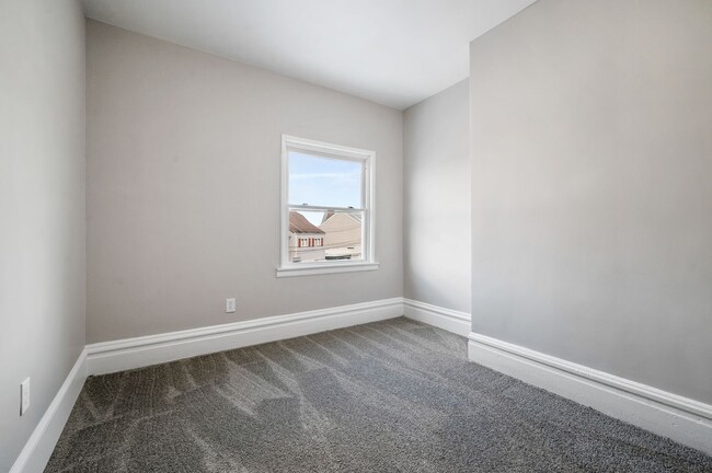 Building Photo - 3 bed 1 bath - completely updated, great l...