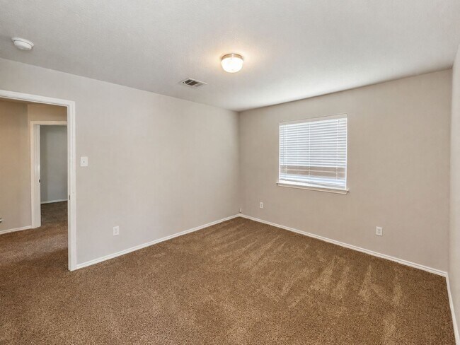 Building Photo - Spacious 4-bedroom, 3-bath home offering approximately 2,840 square feet in the gated Lakeside at...
