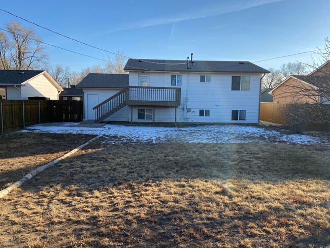 Building Photo - Cute Bi-Level 3 Bed/2 Bath Home in Fountain!