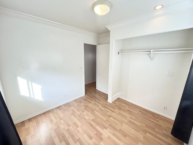 Building Photo - 1119B Banyan St.