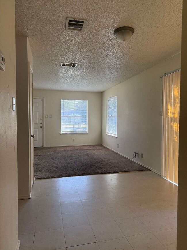 Building Photo - Affordable Three Bed/Two Bath in Leon Vall...