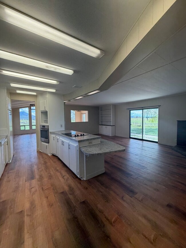 Building Photo - 3 Bedroom, 2.5 Bath - Three Bay garage