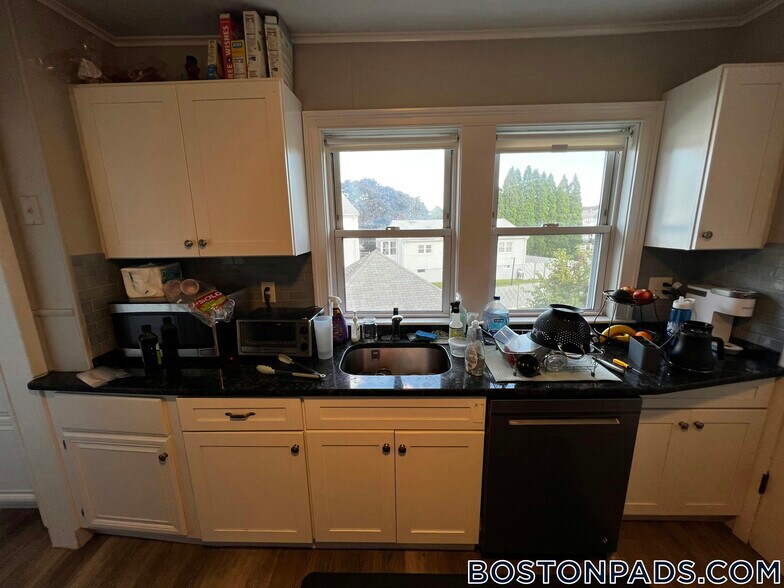 Building Photo - 60 Buzzell Ln