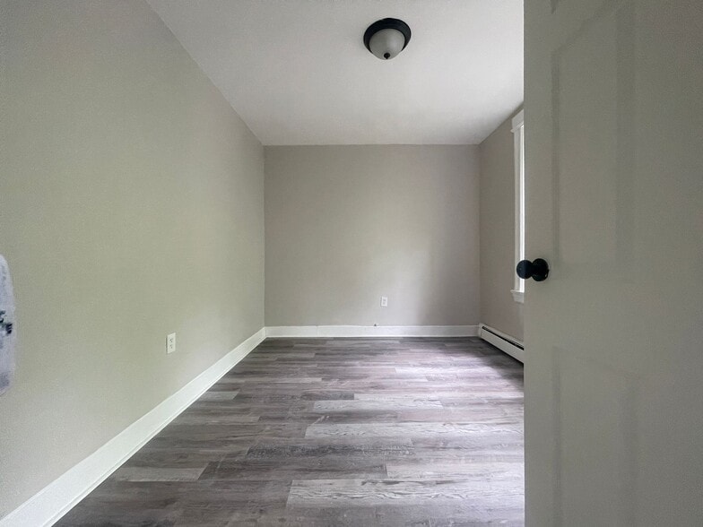 Unit 4 - 110 Warner Ave