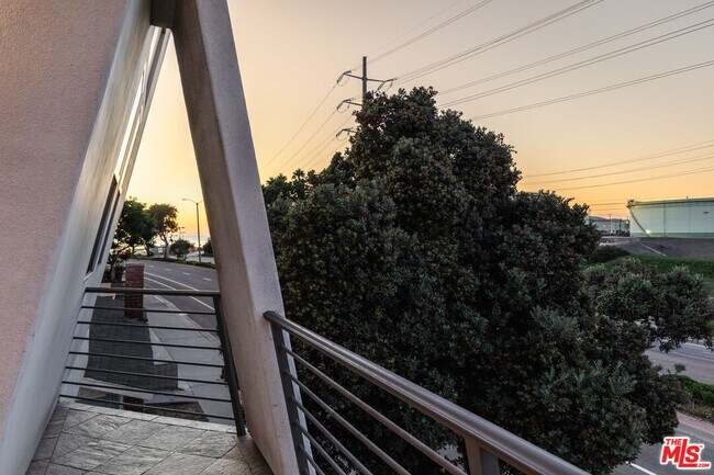 Building Photo - 502 Rosecrans Ave