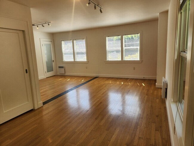 Building Photo - 2114 7th Ave W