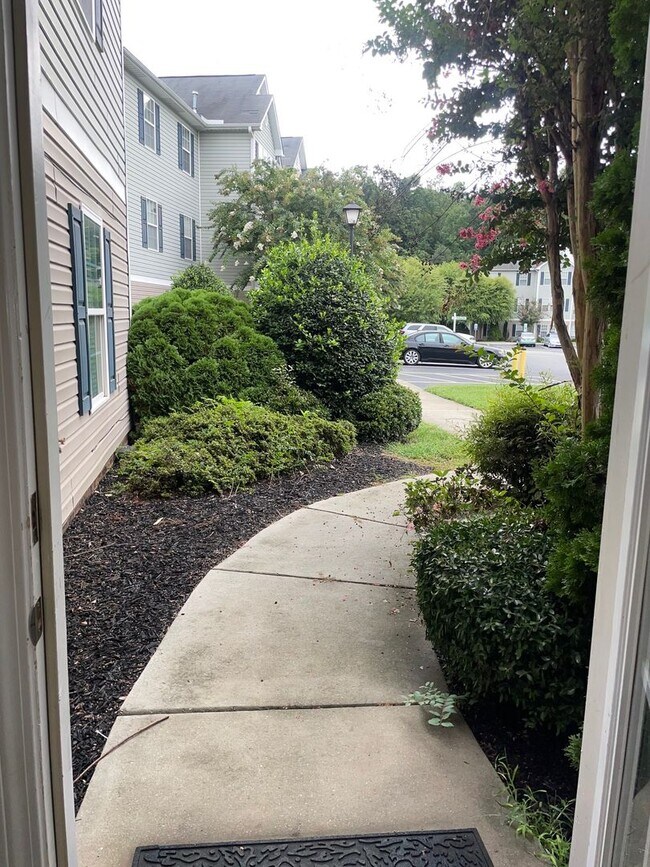 Building Photo - 2 BED, 2 BATH CONDO LOCATED IN GREENSBORO! LAST MONTH'S RENT FREE IF YEAR LEASE IS COMPLETED!