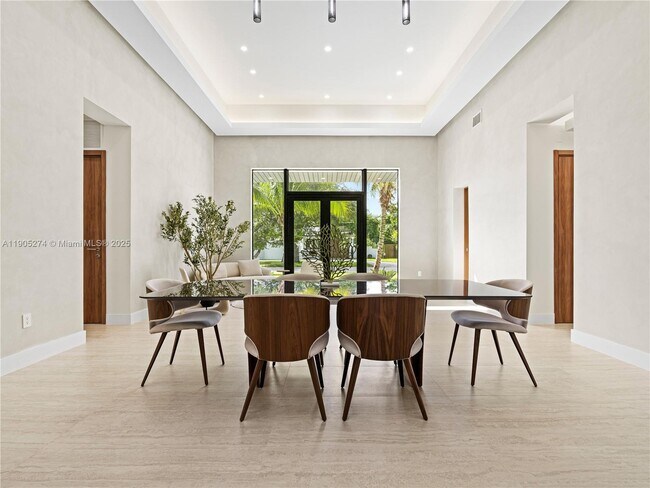 Building Photo - 543 NE 109th St