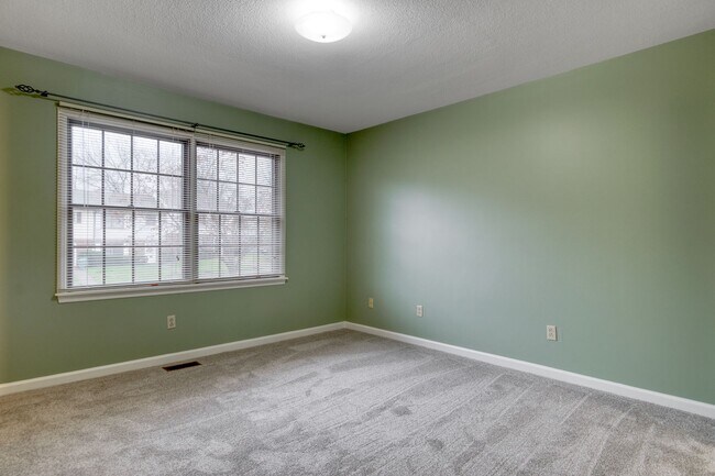 Building Photo - 3 bed/2 1/2 Bath.  Pet Friendly.  Easy access to I81/US460