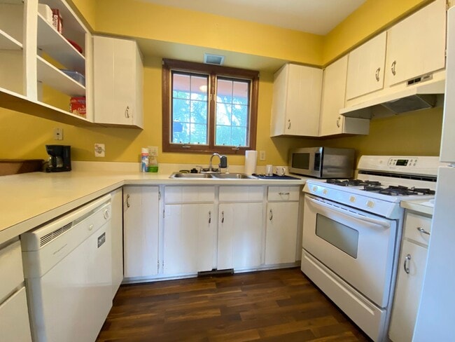 Building Photo - 2 Bedroom Condo In Schererville