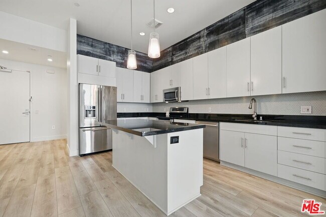 Building Photo - 3223 W 6th St
