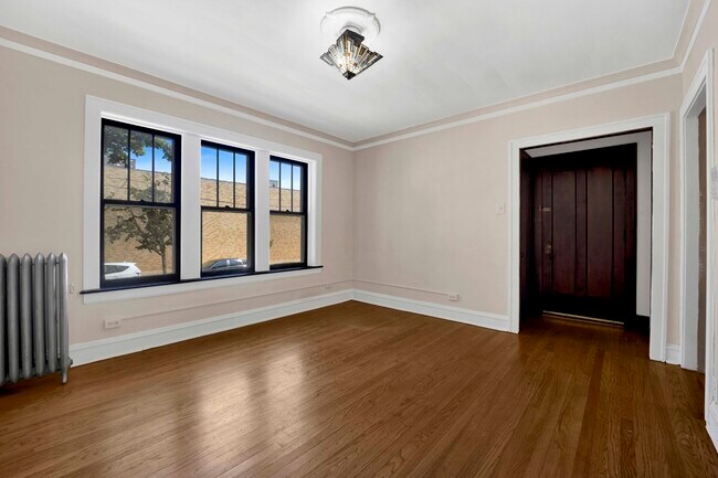 Building Photo - 2439 W Birchwood Ave