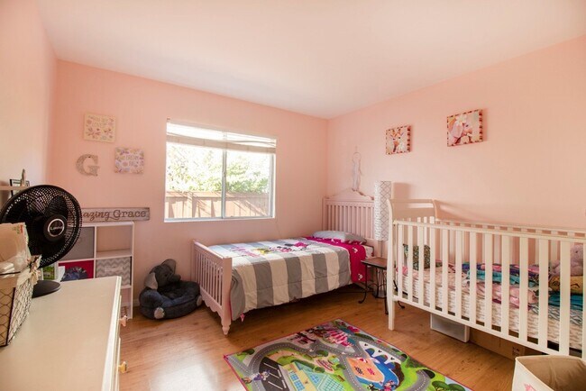 Building Photo - Small dogs alllowed . All appliance. Palom...