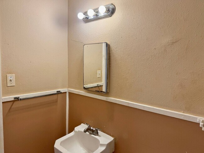 Building Photo - Affordable 2 Bed 1 Bath in Sunnyside Heights