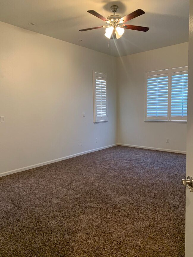 Building Photo - 1235 Paradise Loop