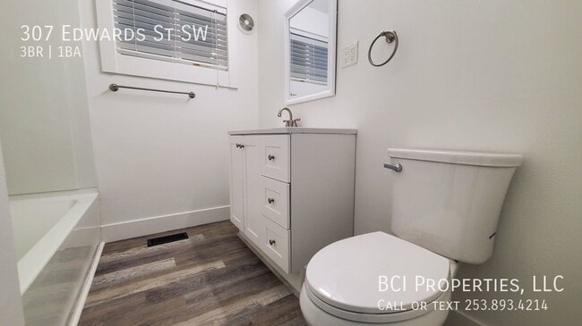 Building Photo - 307 SW Edwards St