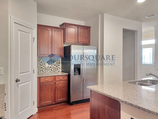 Building Photo - Spacious End-Unit Townhome with 2-Car Garage & Private Patio – Near Beaver Creek & Downtown Apex