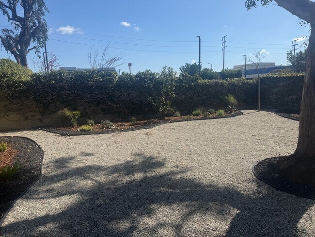 Building Photo - Cute Home Calling