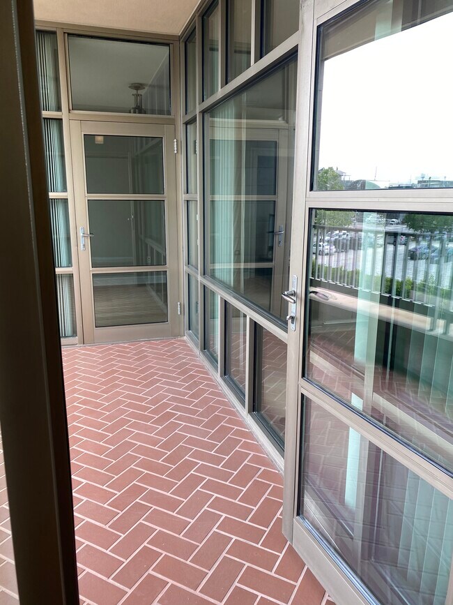 Building Photo - 250 Park Avenue W NW